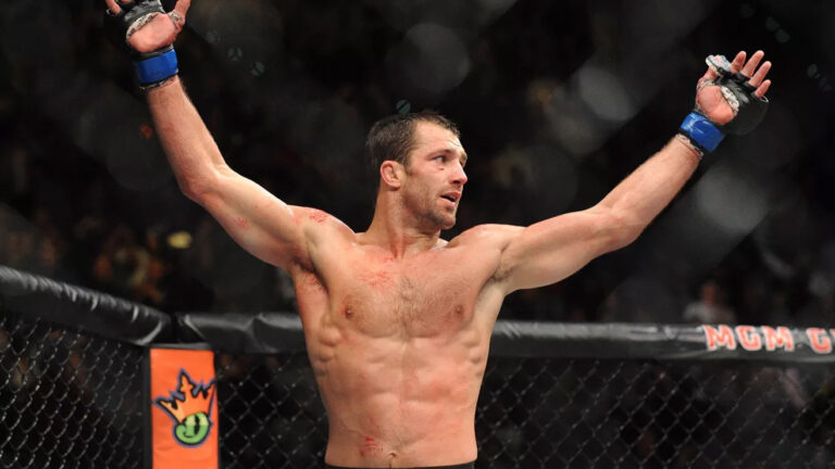 Ex-UFC champion floods the bull with his bare hands (Video)