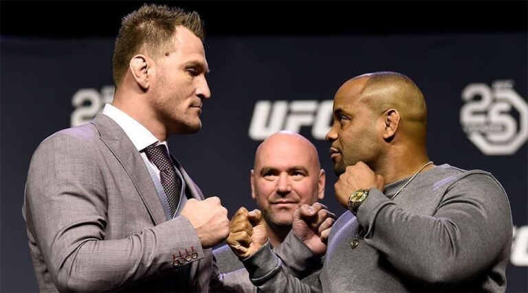 Daniel Cormier signed a contract for the fight with Stipe Miocic