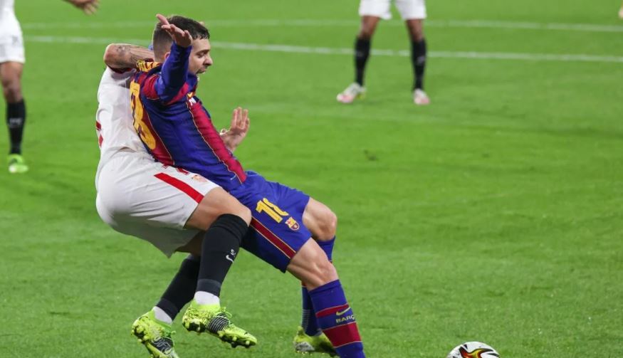Barcelona showed a foul in the penalty area against Sevilla. Which did not bring them a penalty. Video