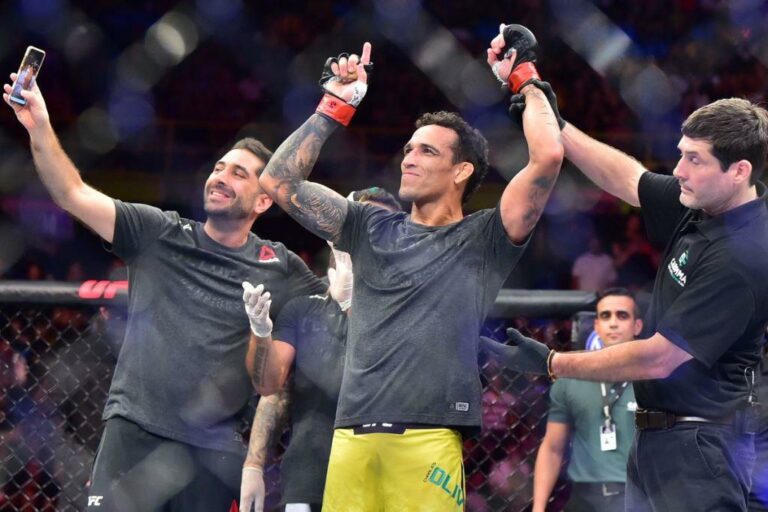 Charles Oliveira prepares with injury to fight Michael Chandler at UFC 262