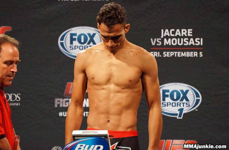 Charles Oliveira: “I am ready to go down to featherweight for the sake of a championship fight”