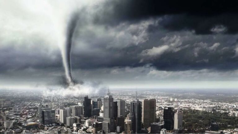 Urgent! A huge tornado hit the city of Wuhan, Hubei Province, China.
