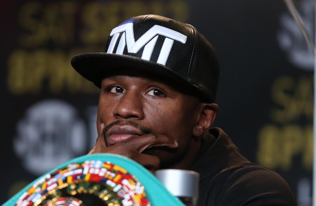 Floyd Mayweather says his Las Vegas home was robbed and he is offering a $ 100,000 reward for information.