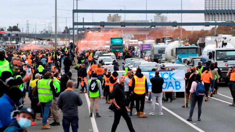 World news: ‘F**k the jab’ protesters block Melbourne’s West Gate Freeway, clash with riot police. VIDEOS