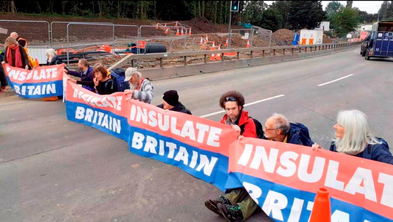 World news Police arrest 23 eco-activists for blocking busy road around London after protests sparked anger among drivers & online