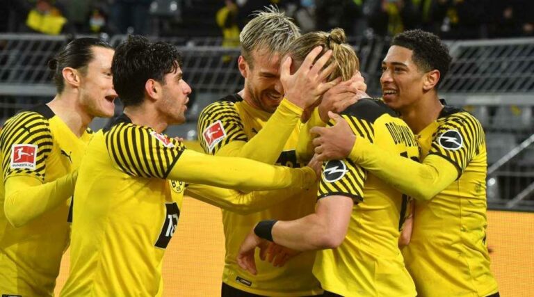 Marco Reus had a direct hand in five goals as he inspired Borussia Dortmund to thrash Borussia Mönchengladbach 20.02.2022 