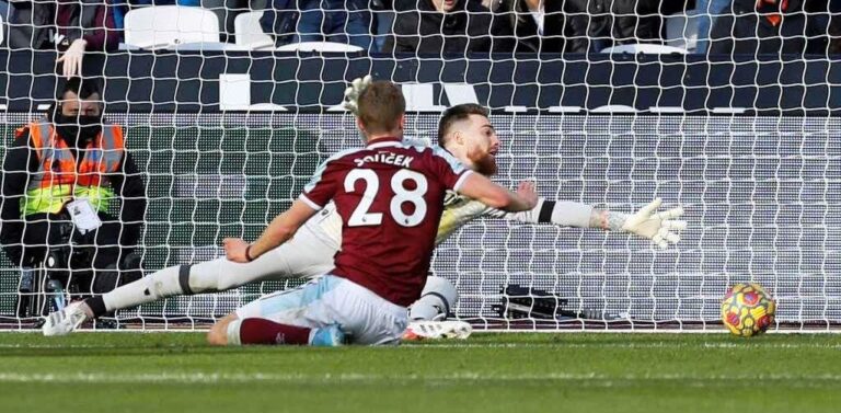 West Ham United edged a narrow victory over a muted Wolverhampton Wanderers.