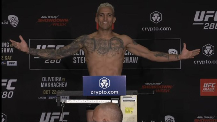 Charles Oliveira makes a statement as he steps onto the scales first and makes 154.5 lbs comfortably