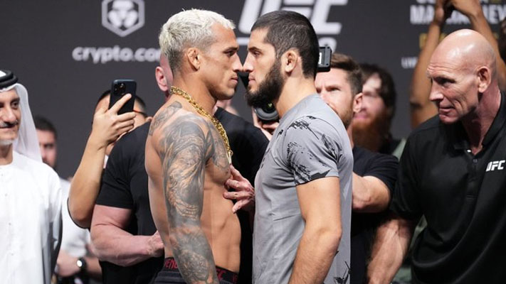 The UFC published a photo of Islam Makhachev and Charles Oliveira together, which was then retweeted by the newly minted champion.