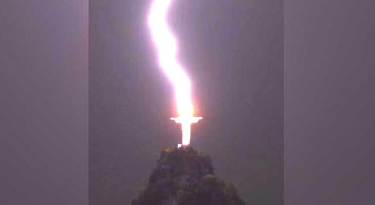 Pic Stuns Internet – Lightning Strikes Brazil’s Christ The Redeemer Statue