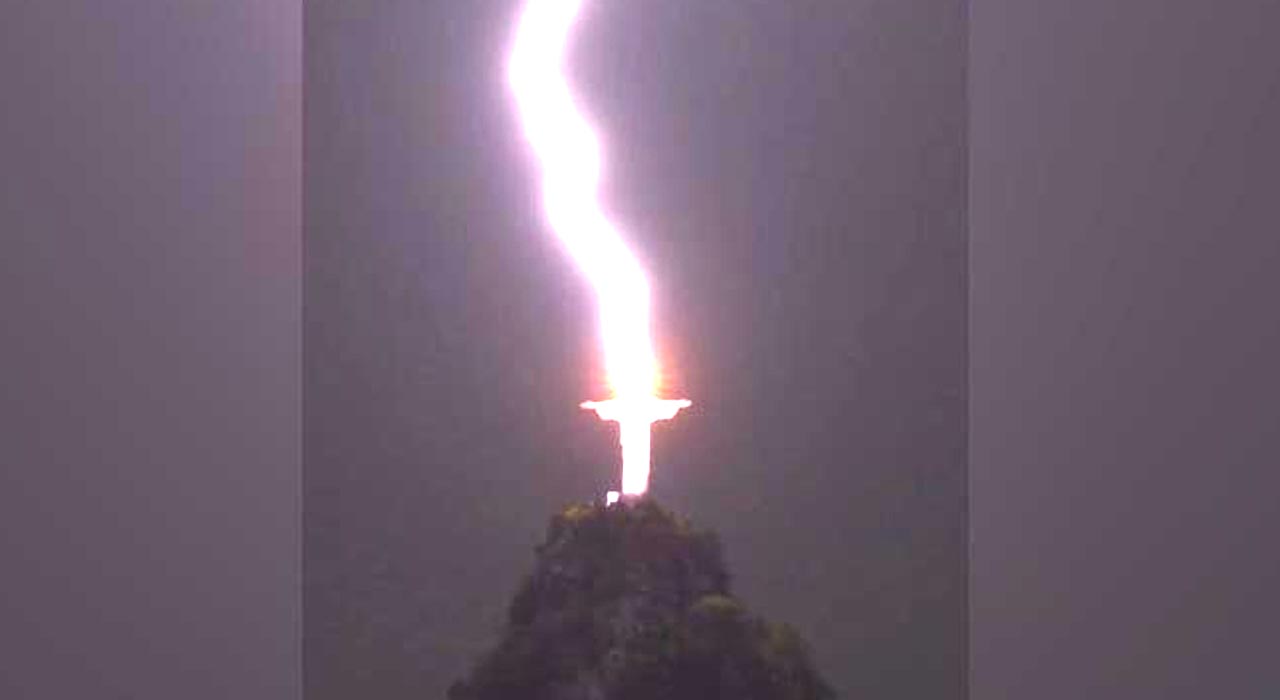 Pic Stuns Internet - Lightning Strikes Brazil's Christ The Redeemer Statue