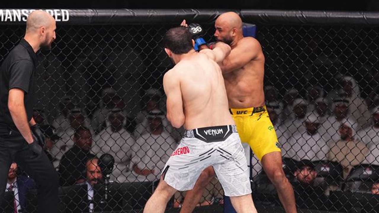 And again in the first round Ikram Aliskerov melts Warlley Alves with flying knee, leaving no chance