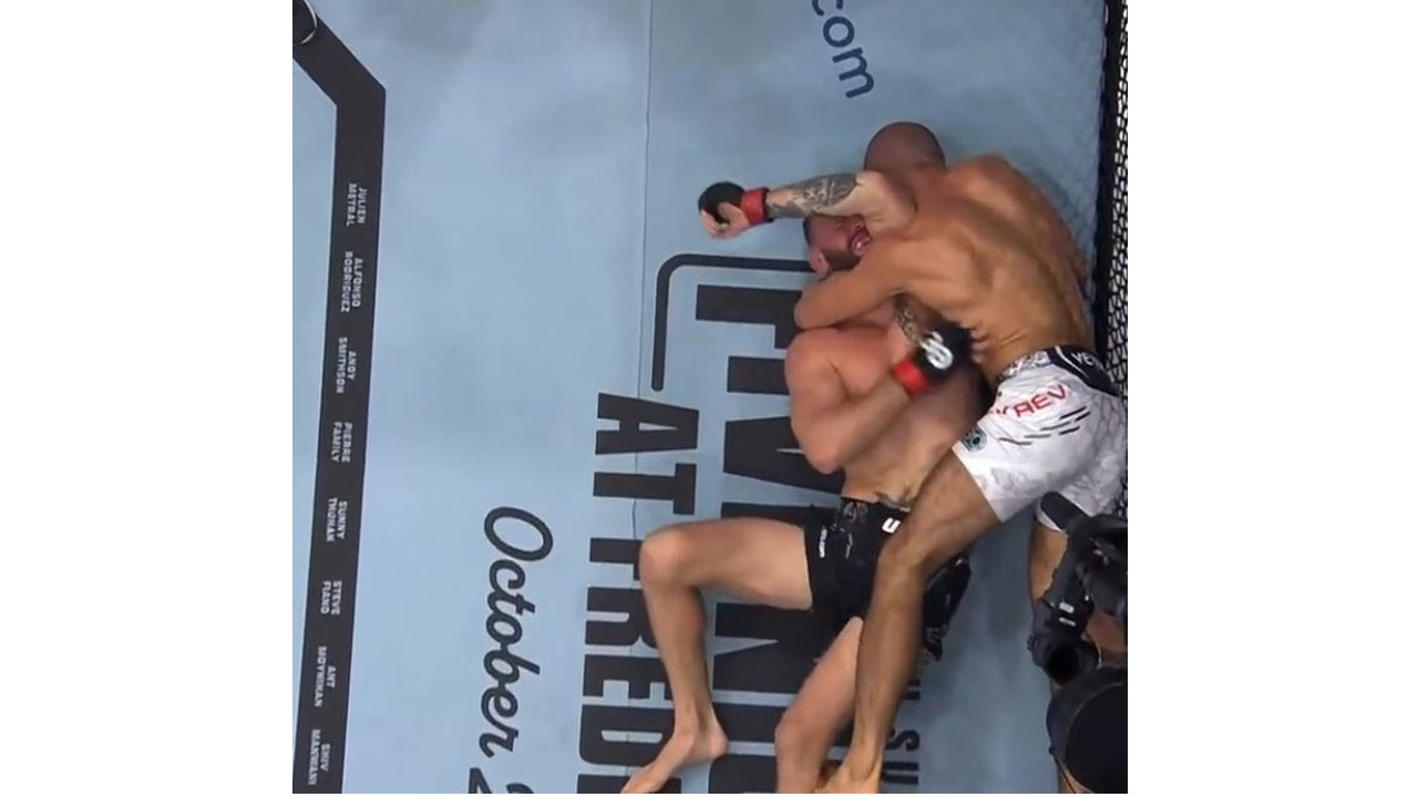 Muhammad Mokaev finishes his fight with Tim Elliott at UFC 294 with a magnificent choke hold, submits Ex-Title challenger