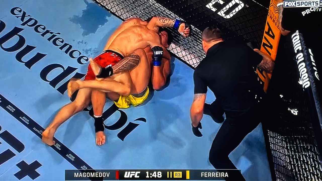 UFC 308 - Abus Magomedov had the triangle choke so tight that Brunno Ferreira was dying just to catch a breath of air (VIDEO)