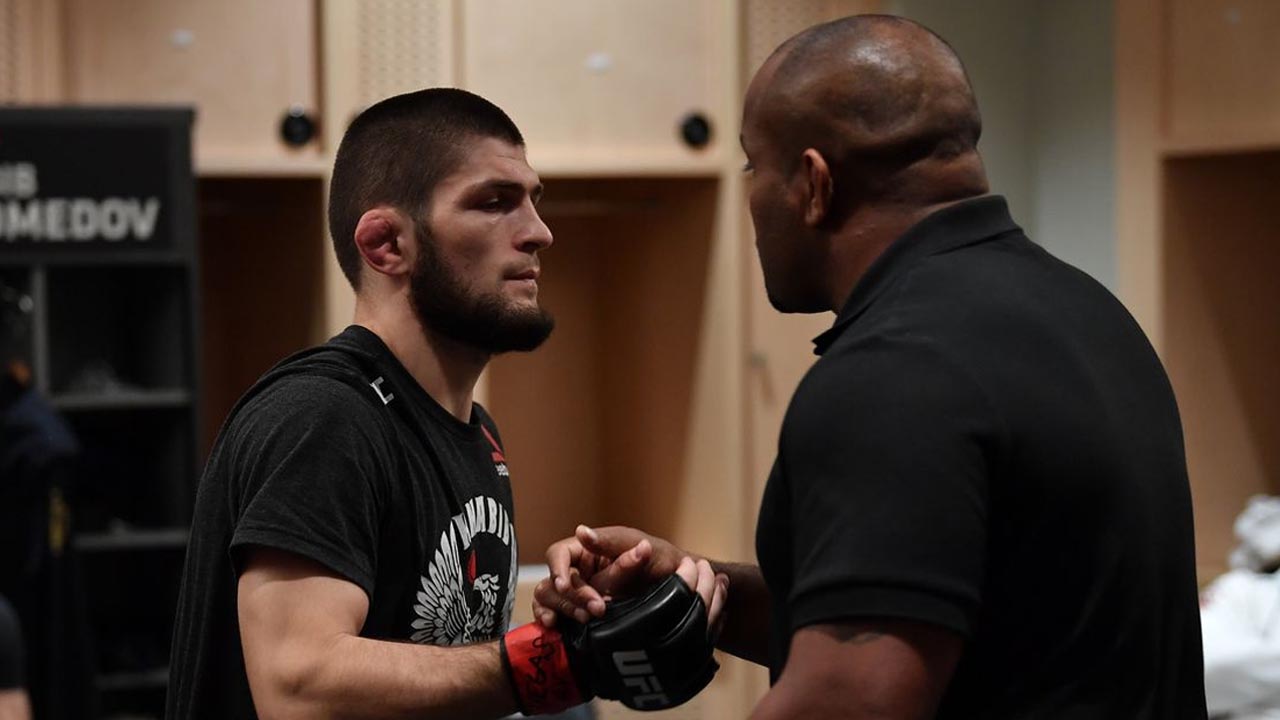 Daniel Cormier says Khabib Nurmagomedov got Mad at Him because of Conor McGregor's handshake in 2021